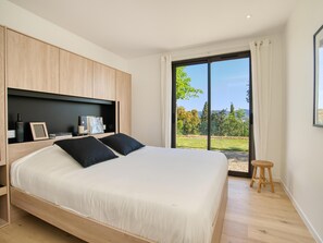 5 bedrooms, iron/ironing board, Internet