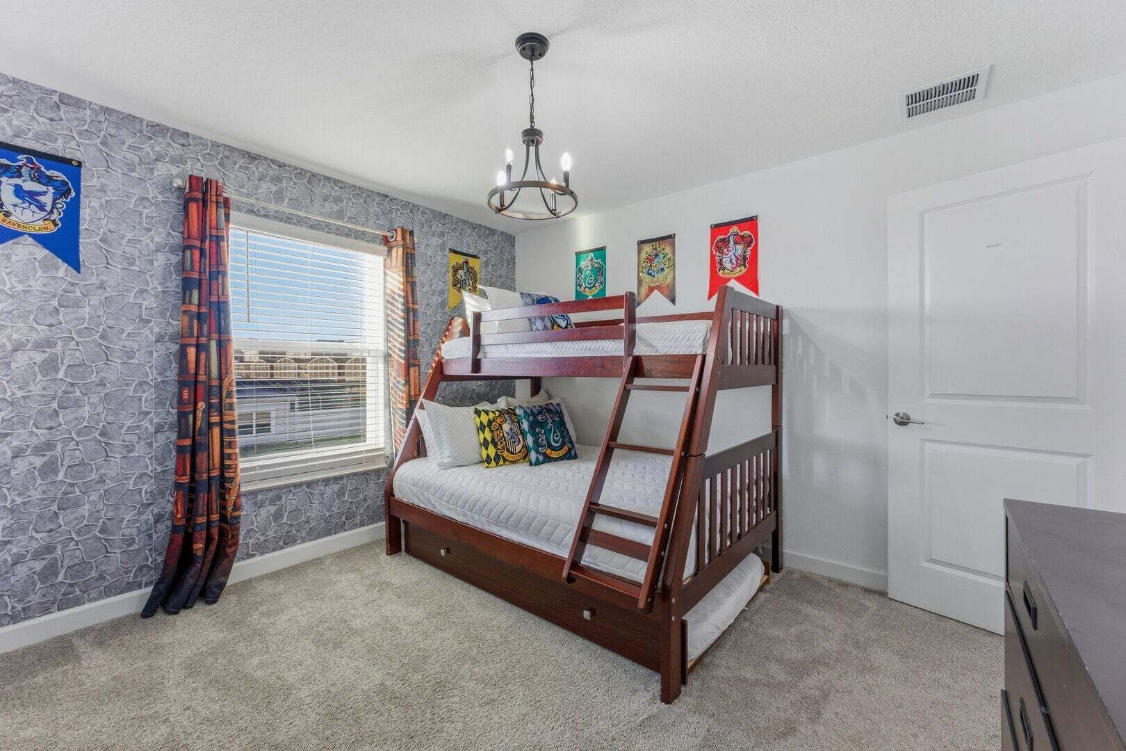 5 bedrooms, iron/ironing board, free WiFi, bed sheets