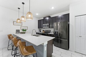 Køleskab, mikrobølgeovn, ovn, kogeplade