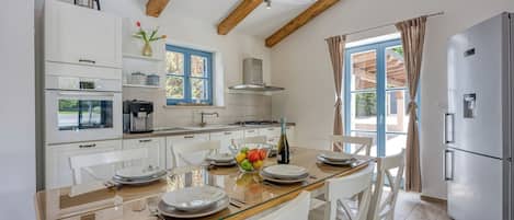 Familie villa, meerdere slaapkamers (Villa Mali Vareski with Pool) | Privékeuken | Een koelkast, een microgolfoven, een oven, een kookplaat