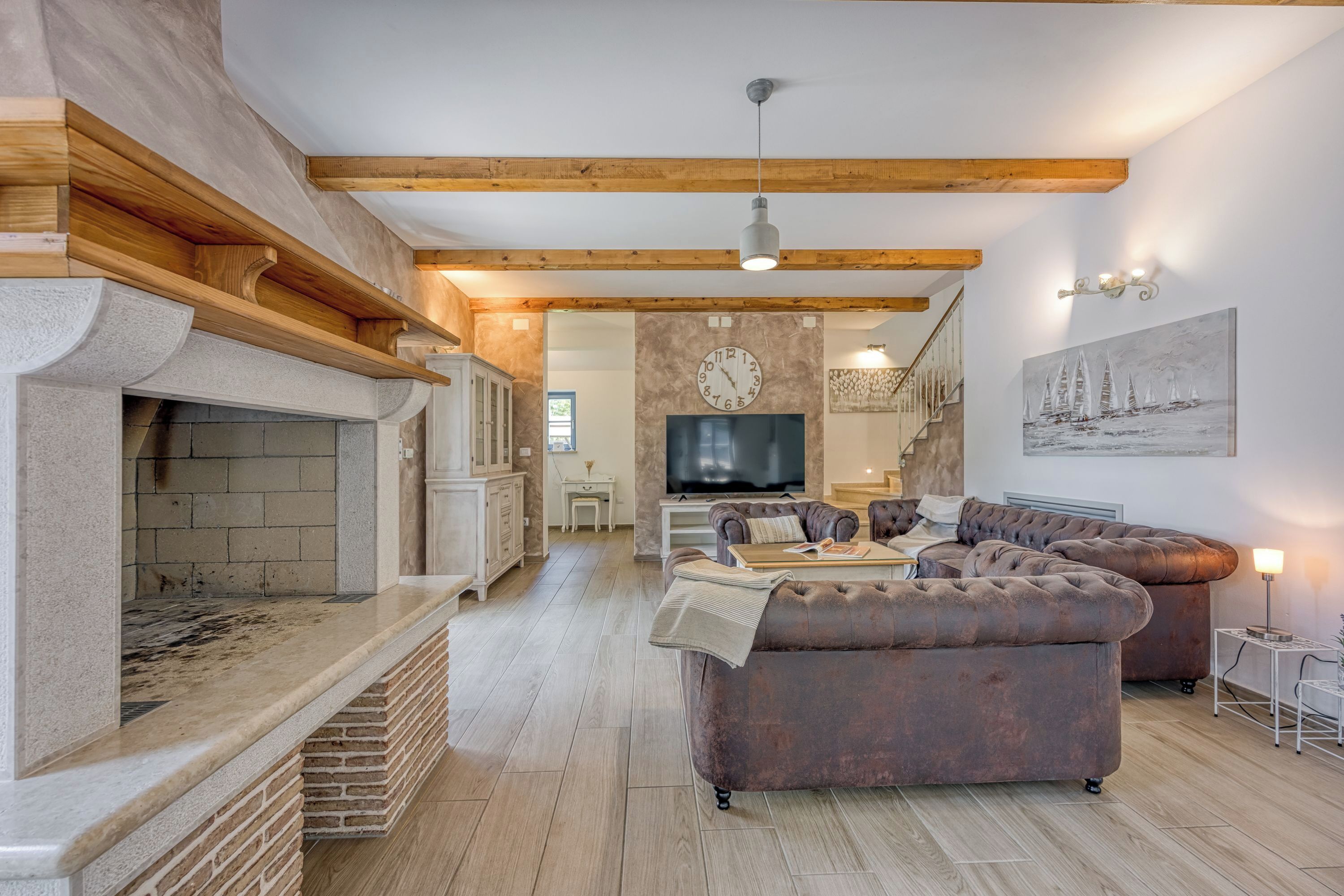 Familienvilla, Mehrere Schlafzimmer (Villa Mali Vareski with Pool) | Wohnbereich | 21-Zoll-Flachbildfernseher mit Digitalempfang, Kamin