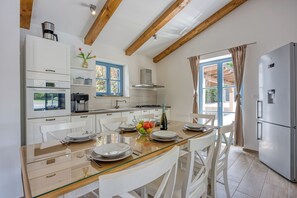 Frigorifero, microonde, forno, piano cottura