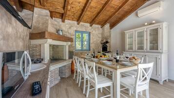 Family Villa, 4 Bedrooms, Fireplace (Villa Milo Mali Vareski with Pool) | Dining