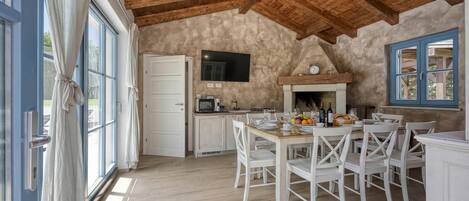 Villa familiar, varias habitaciones (Villa Milo Mali Vareski with Pool) | Restaurantes