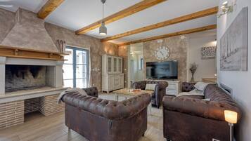 Family Villa, 4 Bedrooms, Fireplace (Villa Milo Mali Vareski with Pool) | Living area