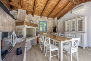 Villa Familiale, plusieurs chambres (Villa Milo Mali Vareski with Pool) | Restauration