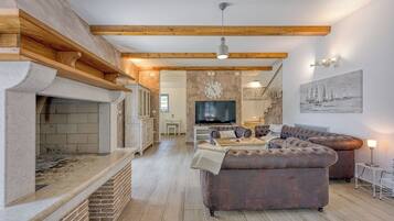 Familienvilla, Mehrere Schlafzimmer (Villa Milo Mali Vareski with Pool) | Wohnbereich | 21-Zoll-Flachbildfernseher mit Digitalempfang, Kamin