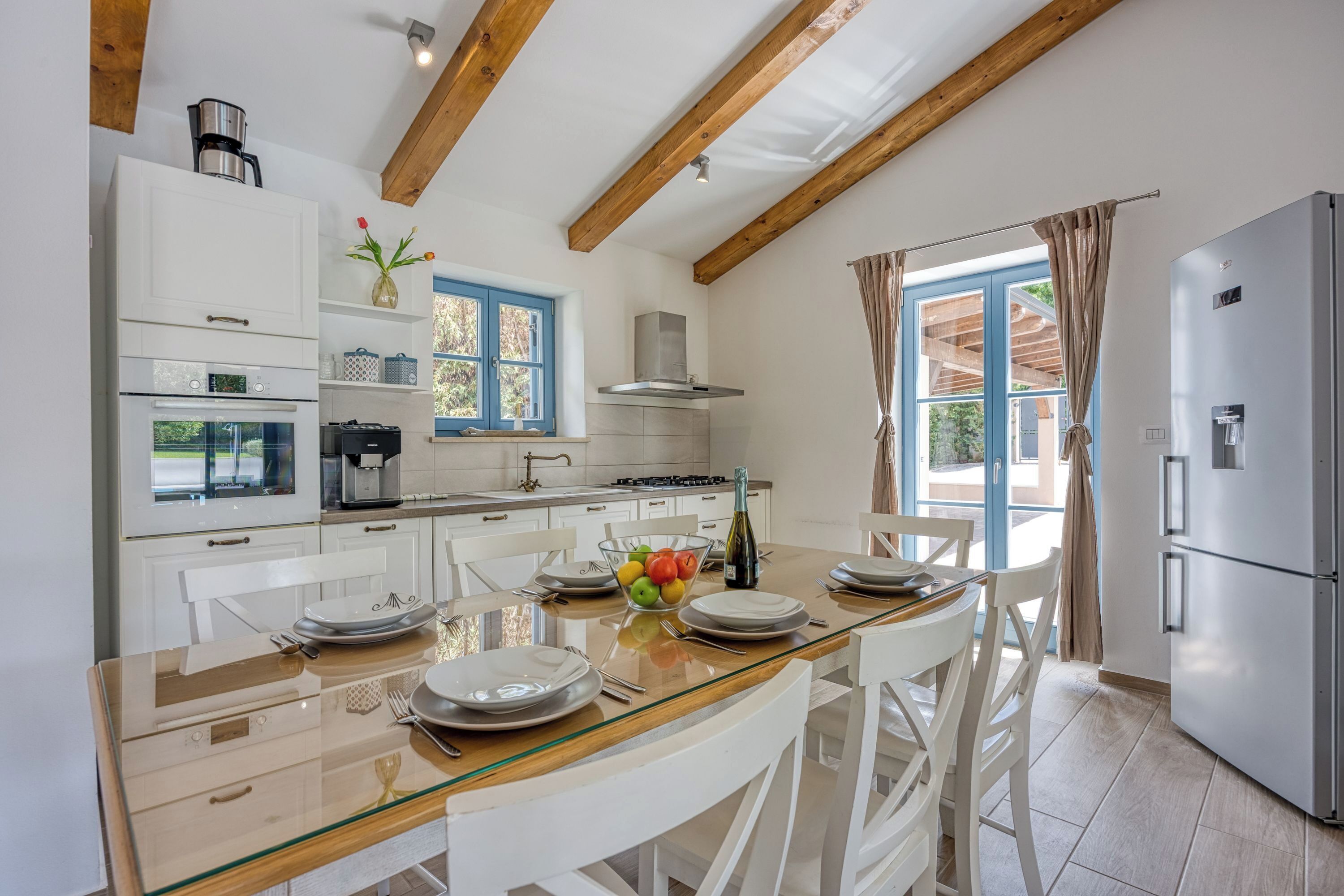 Vila família, vários quartos (Villa Milo Mali Vareski with Pool) | Cozinha privada | Geladeira, micro-ondas, fogão, cooktop