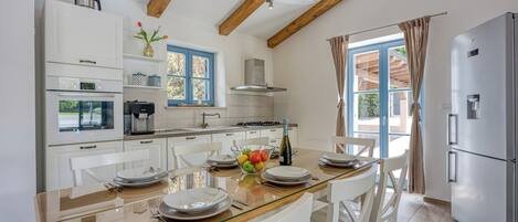 Vila família, 4 quartos (Villa Mali Vareski with Pool) | Cozinha privada | Geladeira, micro-ondas, fogão, cooktop