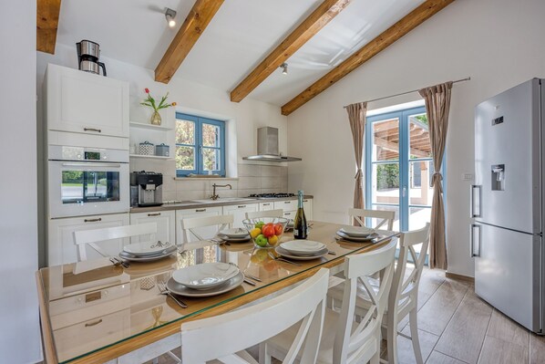Familievilla - 4 soveværelser (Villa Mali Vareski with Pool) | Privat køkken | Køleskab, mikrobølgeovn, ovn, kogeplade