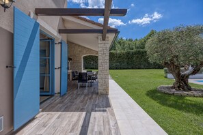 Family Villa, Multiple Bedrooms (Villa Milo Mali Vareski with Pool) | Outdoor dining