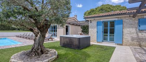 Seasonal outdoor pool