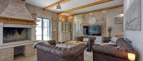 Villa familiale, plusieurs chambres (Villa Milo Mali Vareski with Pool) | Aire de séjour | Téléviseur à écran plat de 21 po avec télévision numérique, foyer