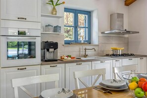 Family Villa, Multiple Bedrooms (Villa Milo Mali Vareski with Pool) | Private kitchen