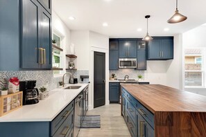 Private kitchen - Luminous and Cozy 3BR 2Bath Escape (Lexington)