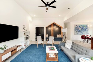 Living area - Luminous and Cozy 3BR 2Bath Escape (Lexington)