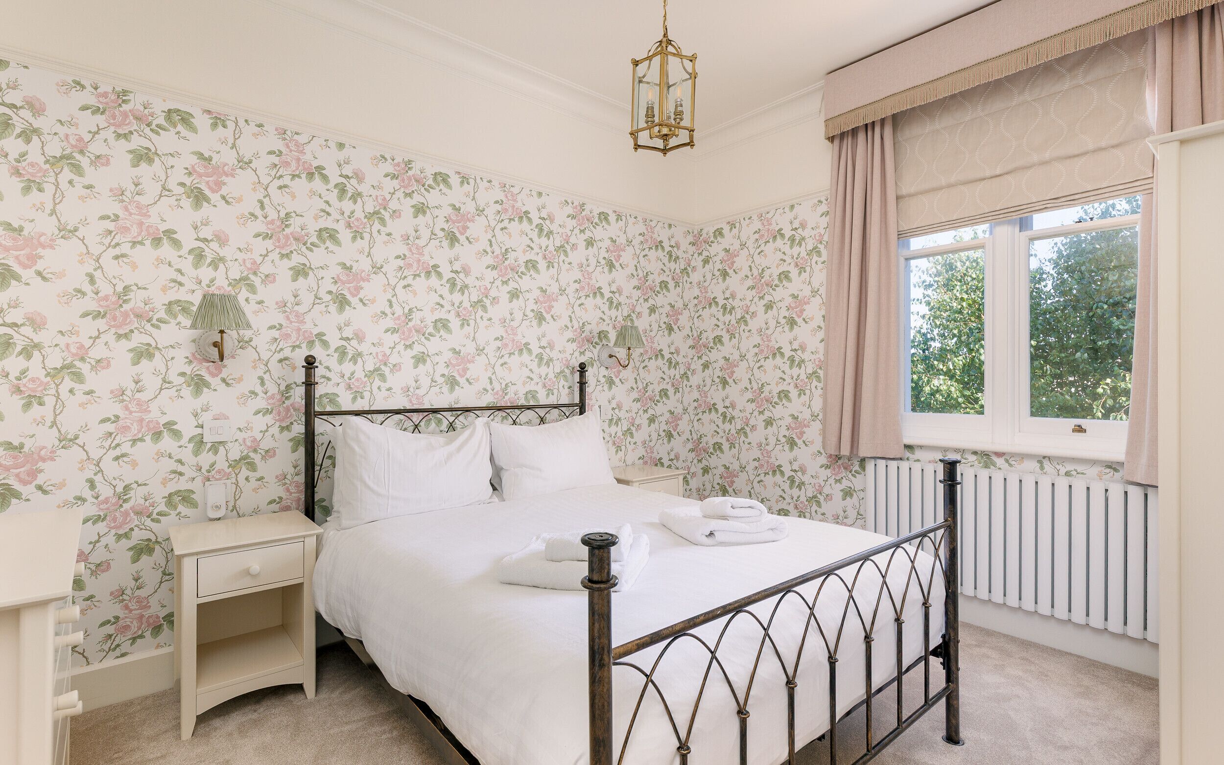 4 bedrooms, iron/ironing board, free WiFi, bed sheets