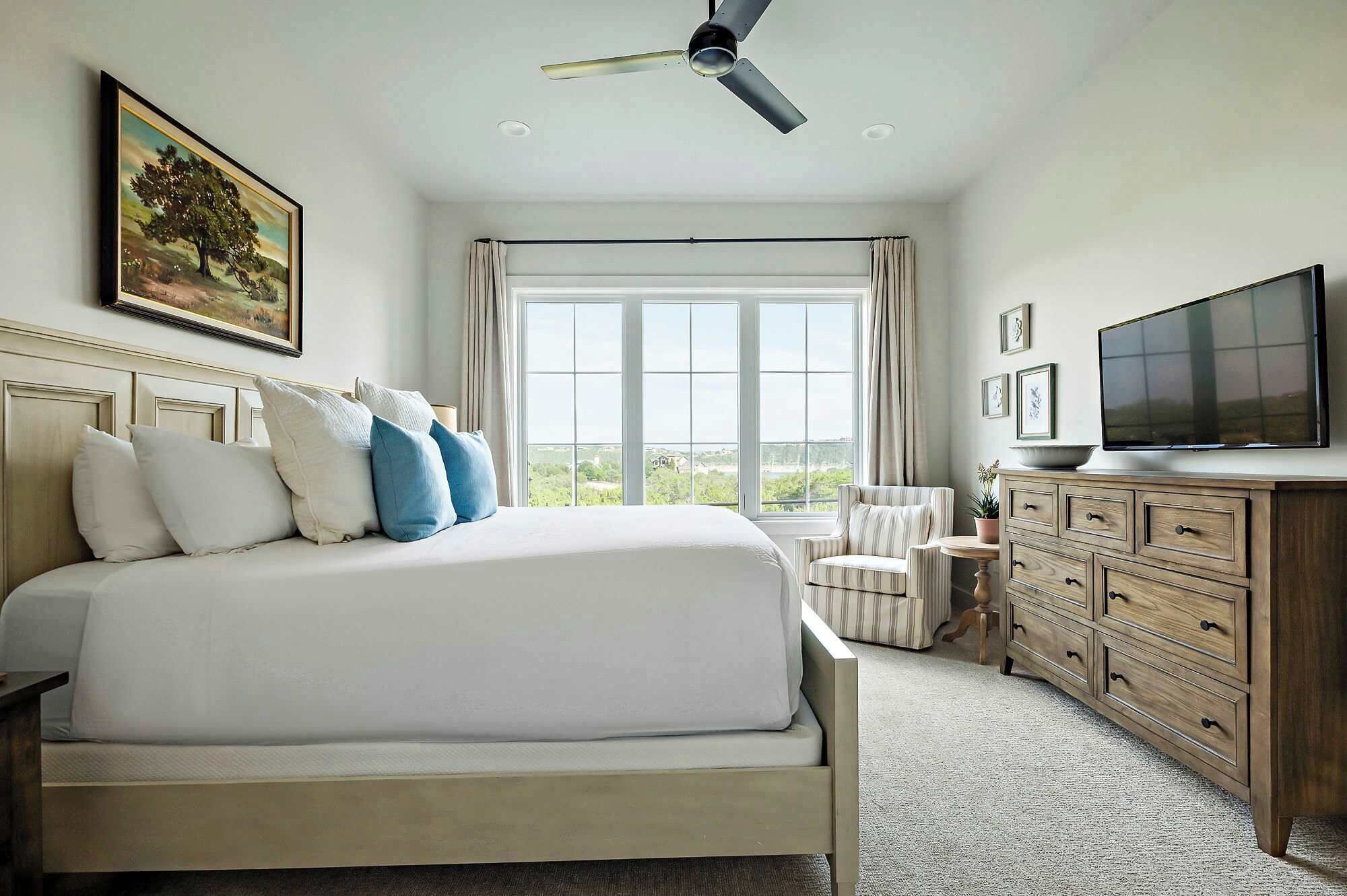 4 bedrooms, iron/ironing board, WiFi, bed sheets