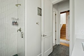 Shower, hair dryer, towels, shampoo - Scenic Lake Travis Farmhouse | Pickleball | BBQ (Lake Travis)