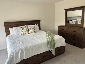 3 bedrooms, iron/ironing board, WiFi, bed sheets - Spacious Townhouse in Brampton 2 minutes from restaurants and amenities (Brampton)
