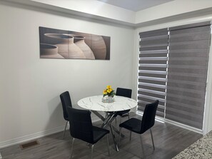 Dining - Spacious Townhouse in Brampton 2 minutes from restaurants and amenities (Brampton)