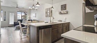 The Getaway; A Fresh Modern Retreat with Air Conditioning & BBQ! 10 min Drive to Payette Lake Access