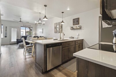 The Getaway; A Fresh Modern Retreat with AC & BBQ! Minutes to Payette Lake Access