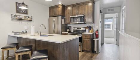 Refrigerador, microondas, horno y parrilla de estufa