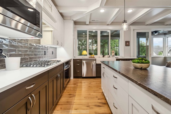 Geladeira, micro-ondas, fogão, cooktop