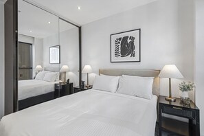 2 bedrooms, iron/ironing board, WiFi, bed sheets - Elegant Southbank Escape Apartment with Balcony (Southbank)