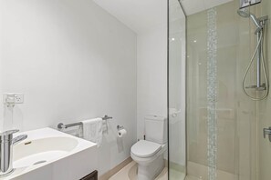 Shower, hair dryer, towels, shampoo - Elegant Southbank Escape Apartment with Balcony (Southbank)