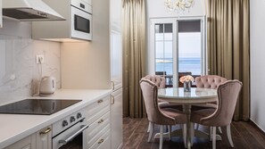 Réfrigérateur, micro-ondes, lave-vaisselle, cafetière/bouilloire