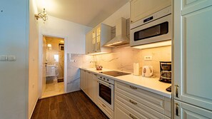 Réfrigérateur, four à micro-ondes, lave-vaisselle, cafetière-théière