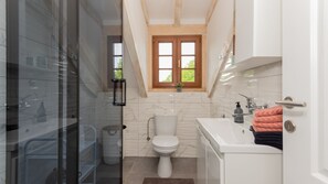 Een douche, een haardroger, handdoeken