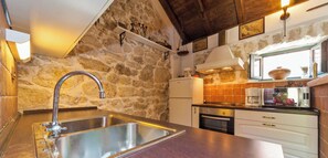 Refrigerador, horno, cafetera y tetera y utensilios de cocina 