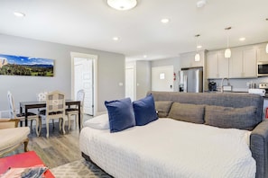 2 bedrooms, iron/ironing board, travel cot, WiFi - Vermijo Flat! Walkable to OCC & Mins from Downtown (Colorado Springs)
