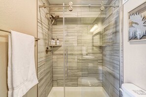 Dusche, Haartrockner, Handtücher, Shampoo