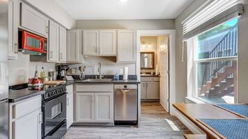Coffee/tea maker, fridge, microwave, oven