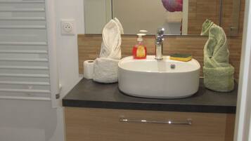 Douche, serviettes fournies