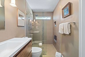 Douche, sèche-cheveux, serviettes fournies, shampoing