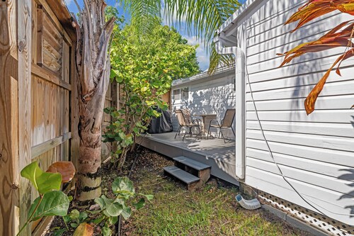 Uptown Delight l Dog Friendly l Walk to Downtown!