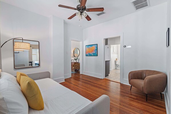 2 bedrooms, iron/ironing board, travel cot, WiFi - Uptown Delight l Dog Friendly l Walk to Downtown! (St. Augustine)