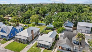 Ett bostadsområde med hus som har olika typer av tak och trädgårdar framför husen.