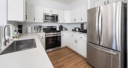 Walkable DTLA Condo w/ Rooftop Views, Coffee Bar, Workstation, Security, & More