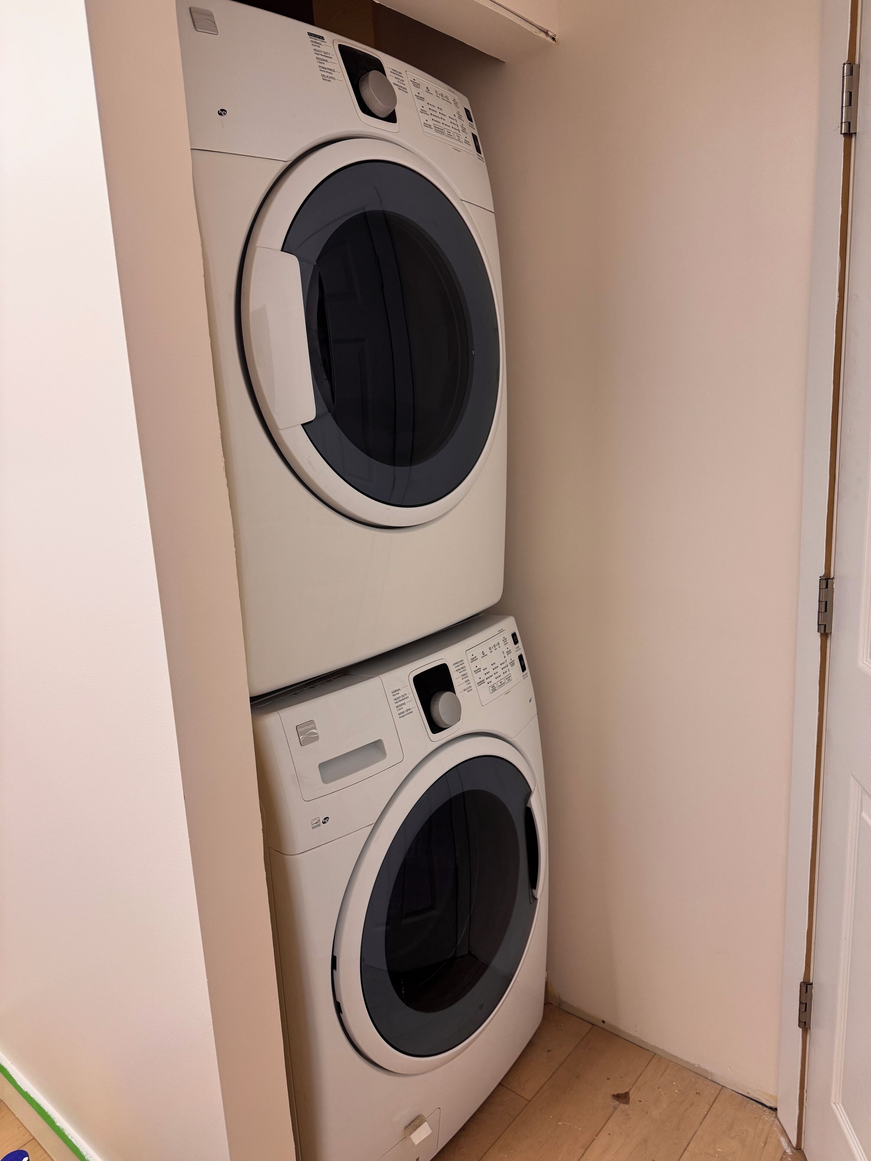 Un cuarto de lavandería con dos lavadoras apiladas.