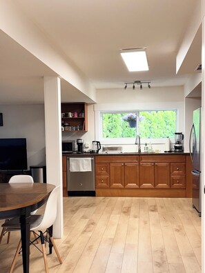 ثلاجة، ميكروويف، فرن، موقد طهي مسطح