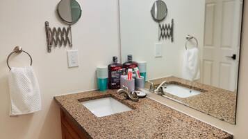 SĂšche-cheveux, bidet, serviettes fournies, savon