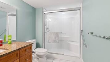 Haartrockner, Bidet, Handtücher, Seife