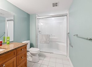 Hair dryer, bidet, towels, soap - Newly renovated 2-bedroom, 1 bathroom daylight suite with private entrance (West Kelowna)