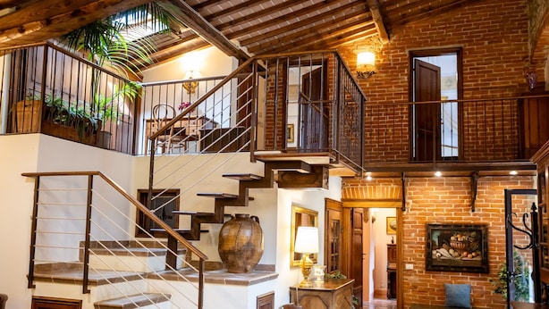 A spacious interior with a staircase leading to a balcony, a fireplace, and a dining area. - Villa in Santa Firmina with 5 bedrooms sleeps 10 (Santa Firmina)